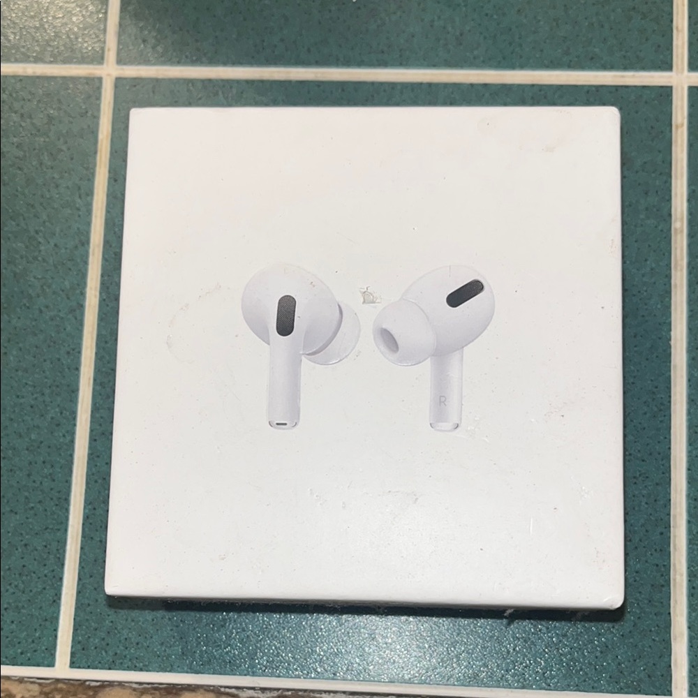 Apple AirPods Pro with Charging Case - White (Used)
